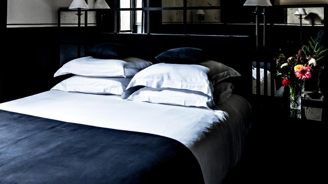 Monsieur George Hotel & Spa - Champs-Elysees Париж Экстерьер фото A bed with a duvet