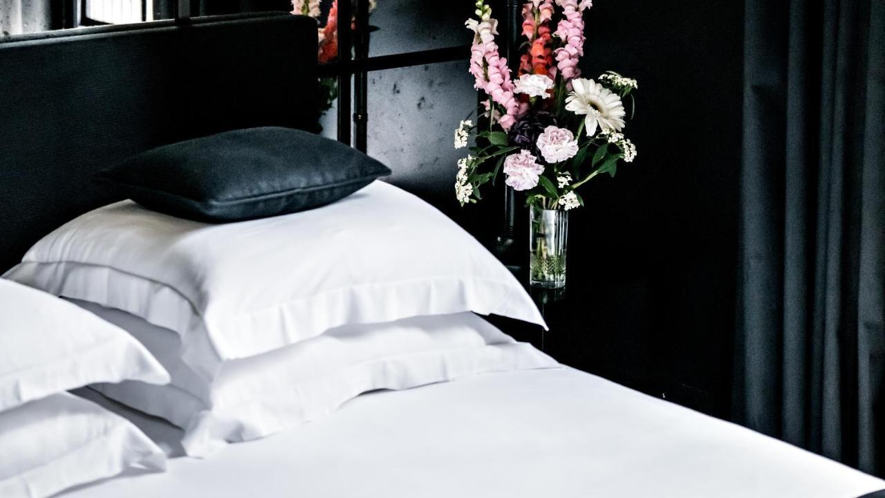 Monsieur George Hotel & Spa - Champs-Elysees Париж Экстерьер фото A bed with white sheets